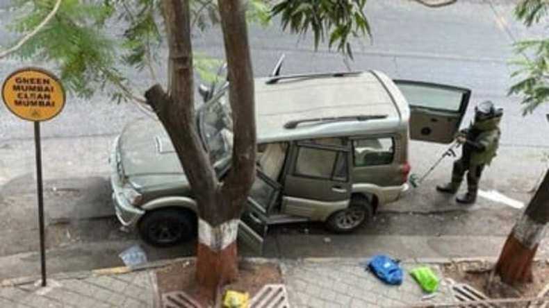 Suspected-car-outside-Mukesh-Ambani-Antila-house