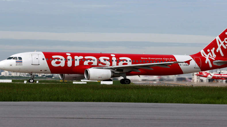 Air_Asia_Passenger_Kiss_