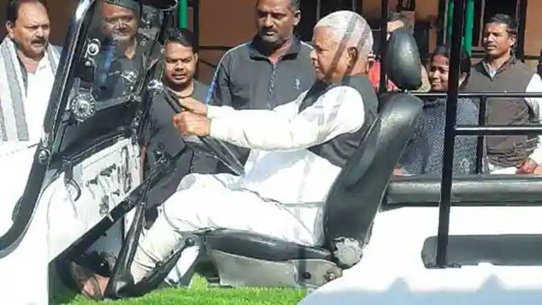 Lalu Yadav in Patna: लालू यादव ने बहुत दिनों बाद पटना की सड़कों पर दौड़ाई अपनी पहली गाड़ी