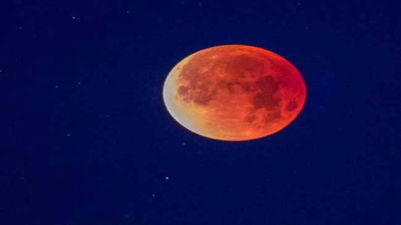 Lunar eclipse November 2021