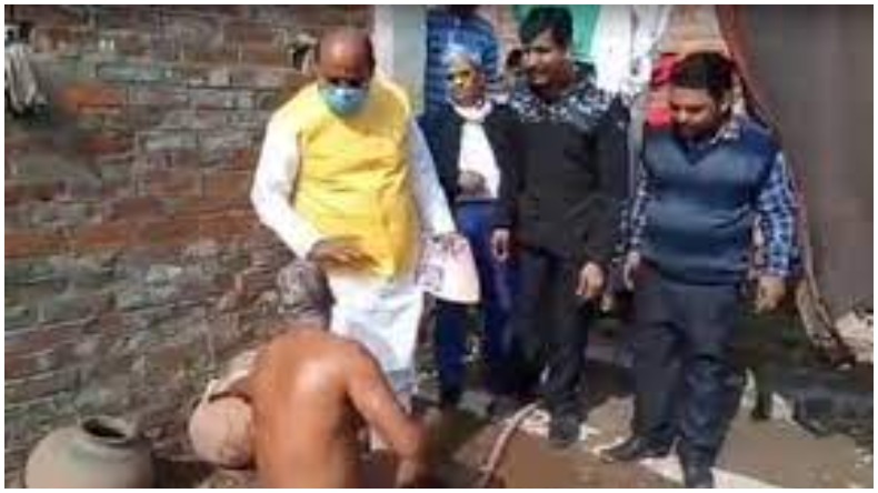 UP Viral Video : नहाते शख्स के पास चुनाव प्रचार के लिए भाजपा विधायक, वीडियो वायरल