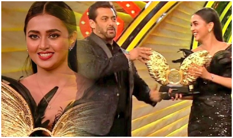 Bigg Boss 15 Winner: तेजस्वी प्रकाश को मिली बिग बॉस की ट्रॉफी, प्रतीक सहजपाल रह गए पीछे।