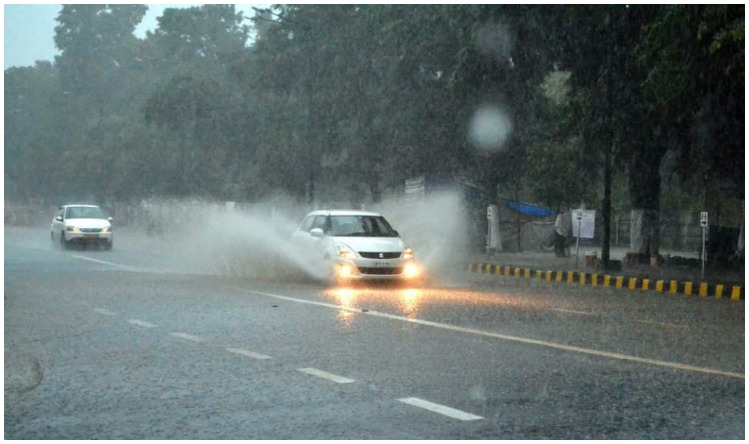 Rain in Delhi: दिल्ली एनसीआर में आधी रात से लगातार बारिश, सड़कों पर जलभराव