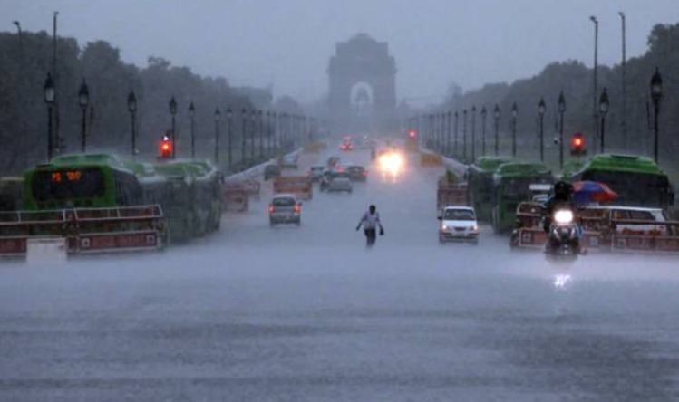 Delhi AQI Today: दिल्ली में प्रदूषण से लोग परेशान, जानें आज कहां कितना है AQI