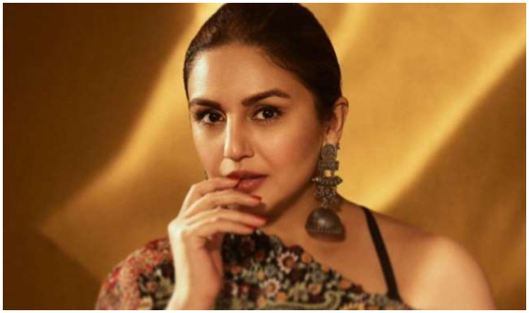 Huma Qureshi Upcoming Movie: हुमा कुरैशी स्पिडरमैन के पोज़ में हुई वायरल, फेन्स ने कही दी ये बात !