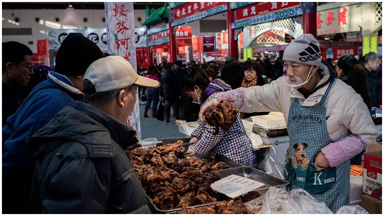 China Corona Food Crisis: कोरोना से बचने के लिए चीन कर रहा सभी हदें पार, खाने की कमी से जल्दी सो जाते है लोग