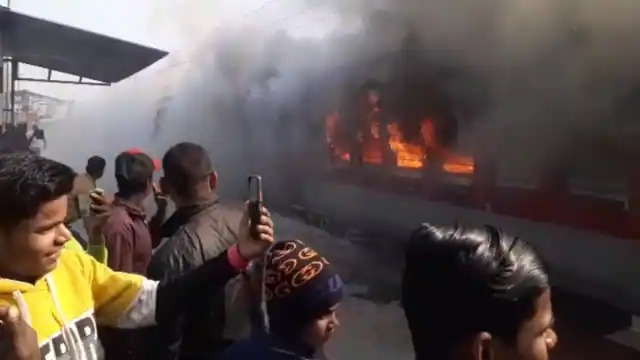 Bihar fire: बिहार के मधुबनी स्टेशन पर ट्रेन में लगी आग