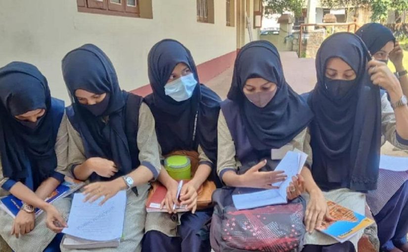 Hijab Row: कर्नाटक में बढ़ते विवाद के बीच शिक्षण संस्थान 16 फरवरी तक किए गये बंद