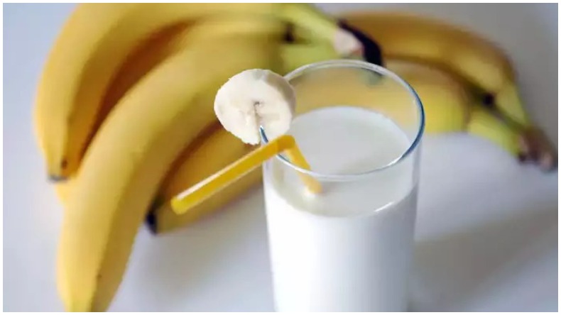 Milk and Banana: आयुर्वेद में दूध-केला का कॉम्बिनेशन, जिंदगी ख़त्म हो जायेगी बॉडी बनाने के चक्कर में