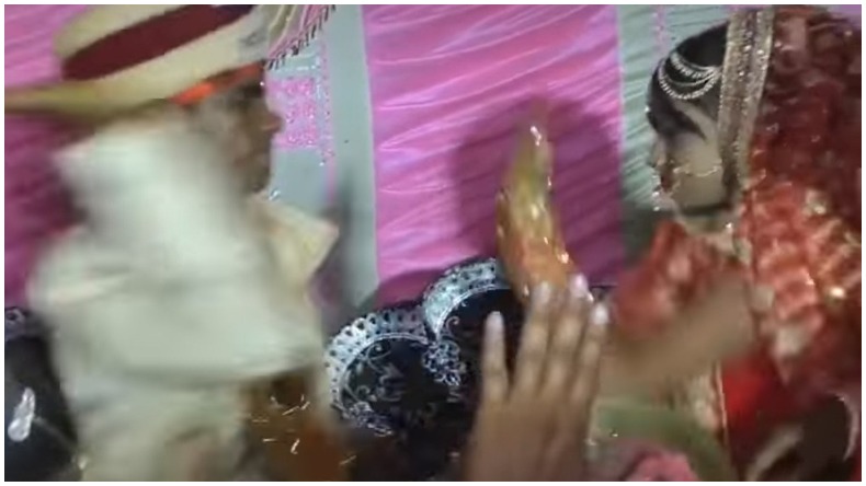 Viral Wedding Video : वरमाला के दौरान हो गयी दूल्हा-दुल्हन में हाथापाई, ताबड़तोड़ चले चांटे