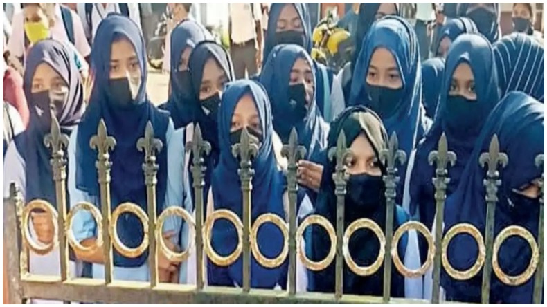 Hijab Row: हिजाब पहनने से रोकने पर छात्राओं ने किया परीक्षा का बहिष्कार