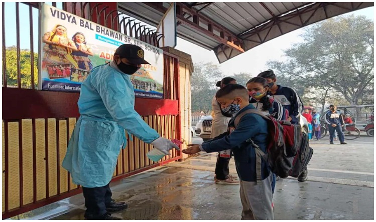 School Reopen Today: दिल्ली में आज से खुल गए कक्षा नर्सरी से आठवीं तक के स्कूल, इन नियमो का पालन जरुरी