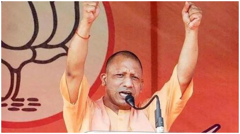 UP Election 2022: फिर गरजे CM योगी हवाई यात्रा में बोले- वहां देखो बुलडोजर भी खड़े हैं मेरी सभा में…