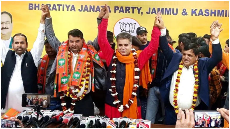 Gulam Nabi Azad’s Nephew Joins BJP: भाजपा में शामिल हुए कांग्रेस नेता गुलाम नबी आजाद के भतीजे, कहा – कांग्रेस ने मेरे चाचा का अपमान किया