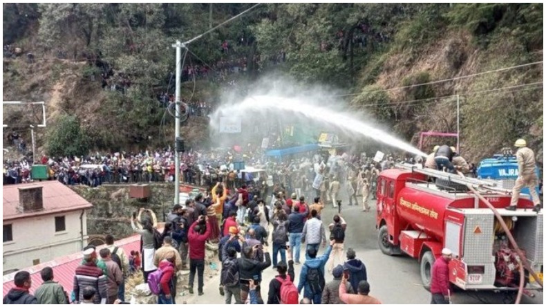 Himachal Protest For Pension : पुरानी पेंशन बहाल करने के प्रोटेस्ट में स्थिति तनावपूर्ण, आंदोलनकारियों पर पानी की बौछार