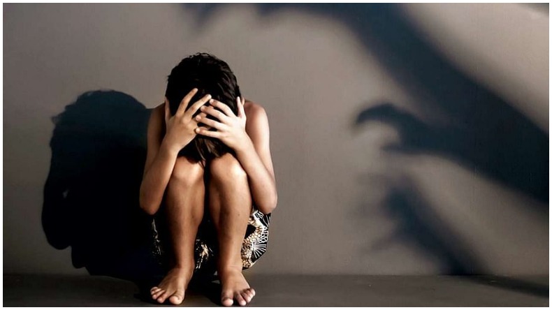 Lucknow Girl Raped : प्रेमी से फ़ोन पर बात कर रही थी नाबालिग, ब्लैकमेल कर मकान मालिक रोज़ करने लगा दुष्कर्म