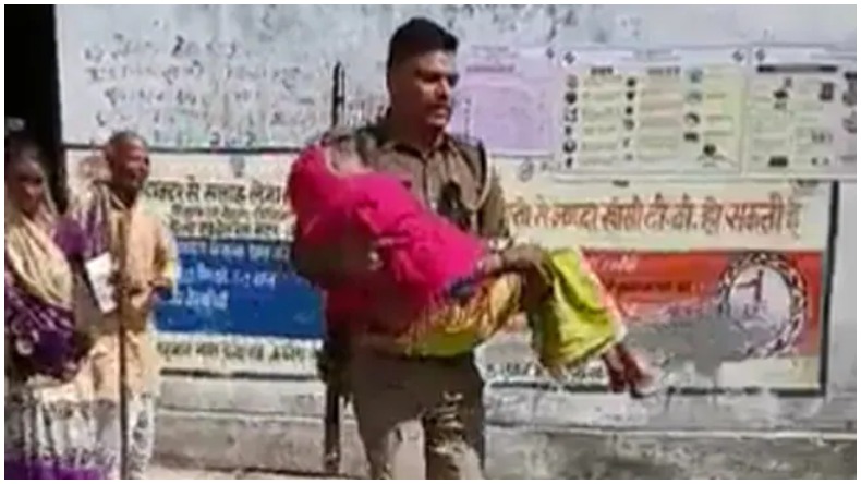 UP Police Viral Video : कंधे पर बन्दूक-गोद में माँ, यूपी पुलिस के जवान ने वायरल वीडियो में जीता दिल