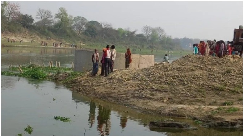 Barabanki news: गोमती नदी में हुआ बड़ा हादसा, नाव पलटने से 10 लोग डूबे