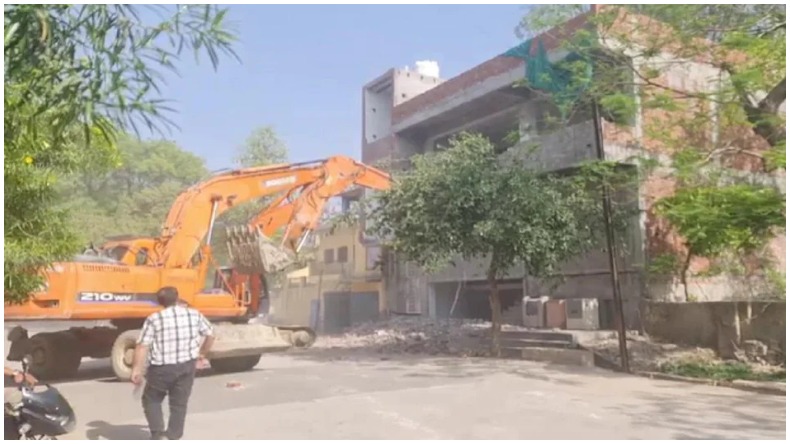 Baba Ka Bulldozer: सपा नेता के रिश्तेदार के घर पहुंचा “बाबा का बुलडोजर”