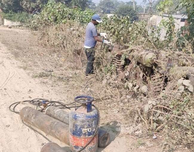 बिहार में रेल इंजन को कबाड़ में बेचने का मामला: हेल्पर पकड़ा गया, कहानी सुन दंग रह जाएंगे