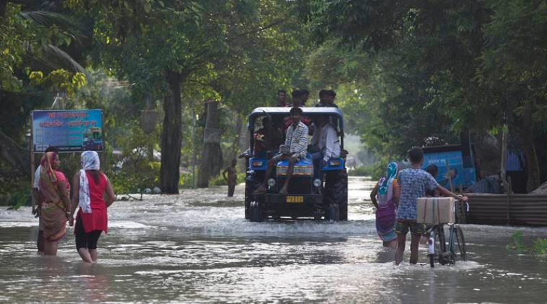 Flood Update: पूरब से लेकर पश्चिम तक बारिश ने मचाई तबाही, असम में बाढ़ में बहीं गाड़ियां