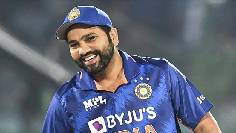 Rohit Sharma: क्रिकेट से ब्रेक लेकर छुट्टियां मना रहे हैं कप्तान रोहित शर्मा, पत्नी संग शेयर की खूबसूरत तस्वीर