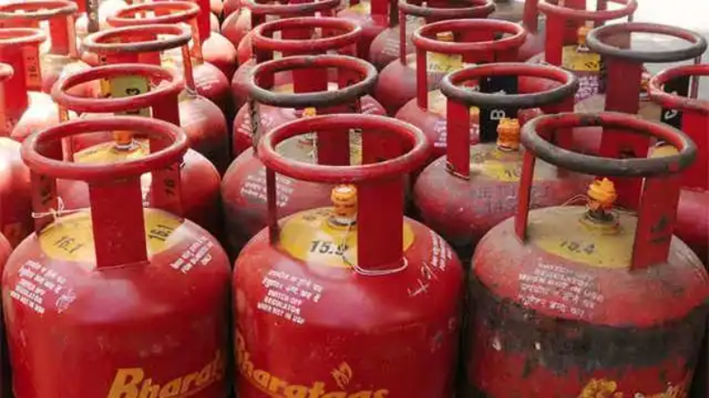 LPG Price: आम जनता को महंगाई का बड़ा झटका, 50 रूपये बढ़े घरेलू एलपीजी सिलेंडर के दाम