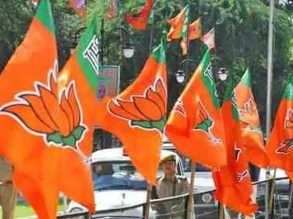 महाराष्ट्र: फडणवीस को डिप्टी सीएम बनाए जानें पर BJP पर उठ रहे ये 5 सवाल