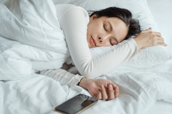 Sleep Tips: स्वस्थ शरीर के लिए अच्छी नींद लेना जरूरी, इन उपायों से अनिद्रा करें दूर