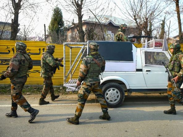 Jammu Kashmir Encounter: कुलगाम में आतंकवादियों के साथ सुरक्षाबलों की मुठभेड़, 3 आतंकियों को घेरा