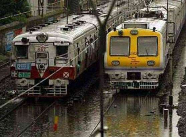 Mumbai Train Update: भारी बारिश से ट्रेन और सड़क वाहन सेवा हुई बाधित, जानिए- लोकल ट्रेनों में कितनी देरी