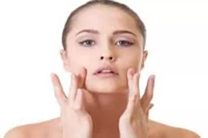 Facial Yoga: जवां और खूबसूरत दिखने के लिए करें ये फेशियल योगा