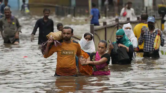 61 मौतें! स्कूल बंद, ट्रेनें रद्द.. अहमदाबाद से वलसाड़ तक भारी बारिश ने मचाई तबाही