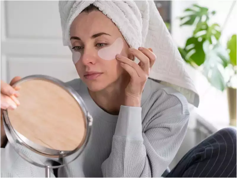 आंखों के नीचे Dark Circles से हैं? परेशान तो अपनाएं ये घरेलू तरीके