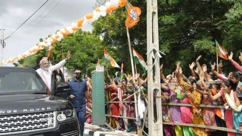 PM Modi Gujarat Visit: मिशन गुजरात पर पीएम मोदी, भुज में किया रोड शो, ‘स्मृति वन’ स्मारक का हुआ उद्घाटन