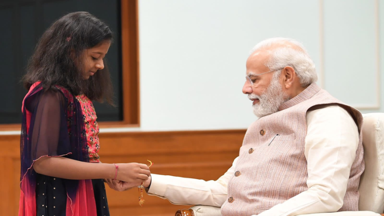 Raksha Bandhan: पीएम मोदी ने खास अंदाज में मनाया रक्षाबंधन, पीएमओ के कर्मचारियों की बेटियों से बंधवाई राखी