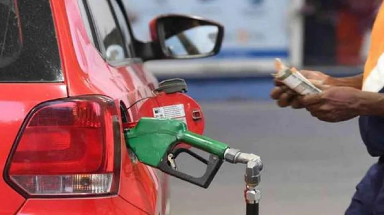 Petrol Diesel Rate: कच्चे तेल के दाम में गिरावट जारी, जानिए देश में पेट्रोल-डीजल के दाम घटे या बढ़े