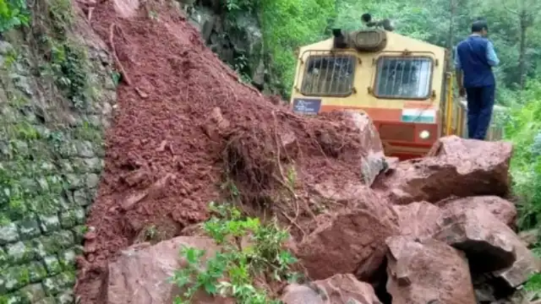 शिमला-कालका रेललाइन पर गिरी चट्टानें, ट्रेन आई और..