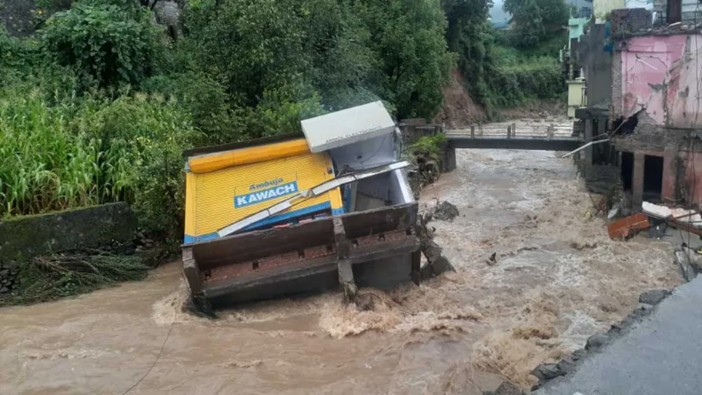 उत्तरकाशी में बारिश ने मचाई तबाही, ATM समेत दुकानें बही