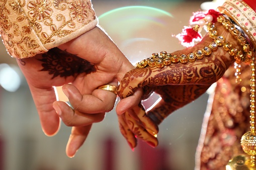 Marriage Tips: पति पत्नी के रिश्ते में आ रही हैं दरारे, तो ऐसे करें इन प्रॉब्लम्स को डील