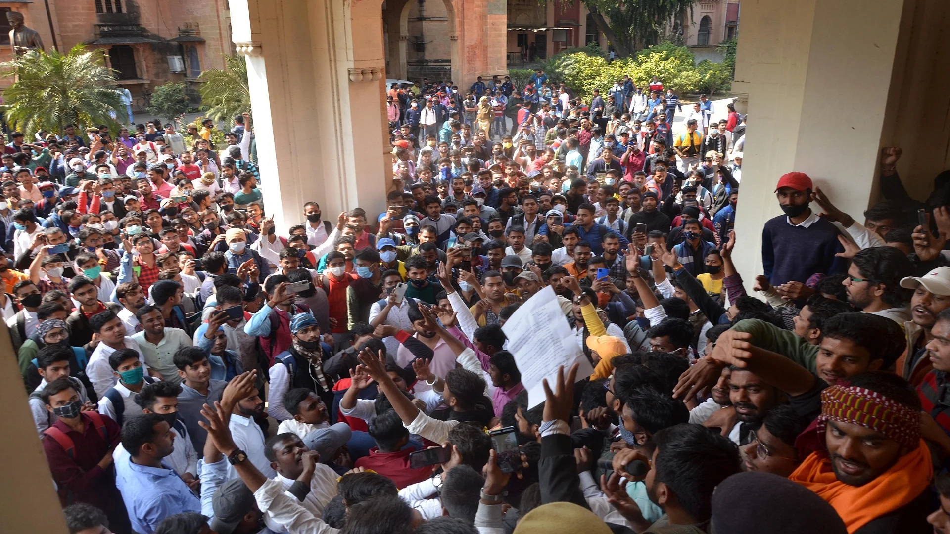 Allahabad Central University: फीस बढ़ने पर छात्रों ने किया प्रदर्शन, एसपी ने कहा – माहौल कर रहे खराब