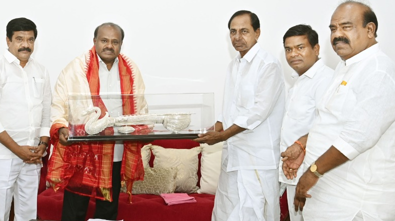 Kumarswami praises KCR