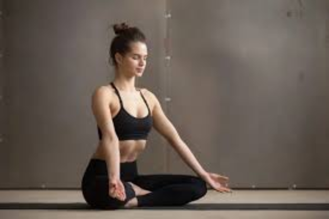 Yoga For Female: फिट रहने के लिए महिलाओं को रोज करने चाहिए ये योगासन