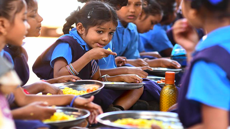 उदयपुर :  दलित छात्राओं के दाल परोसने पर कुक ने फेंका खाना! मामला दर्ज़