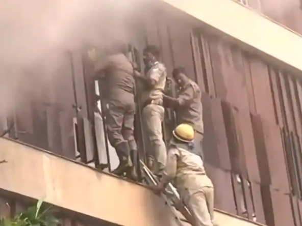 Lucknow Fire: लखनऊ के लेवाना होटल में लगी भीषण आग, इमरजेंसी गेट से निकाले गए लोग; बचाव कार्य जारी