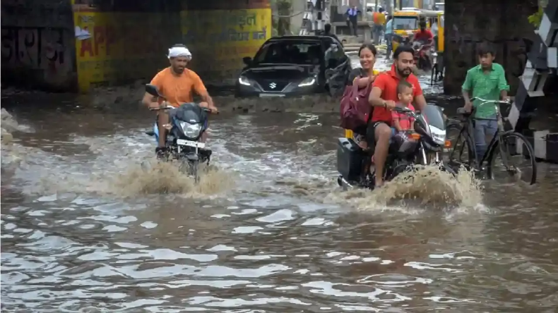 Lucknow Rain : भारी बारिश के चलते लखनऊ के सभी शिक्षण संस्थान बंद, परीक्षाएं हुई रद्द