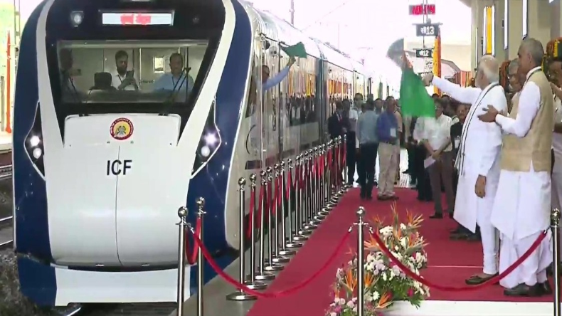 Vande Bharat Express: गुजरात को मिली वंदे भारत एक्सप्रेस की सौगात, पीएम मोदी ने दिखाई हरी झंडी