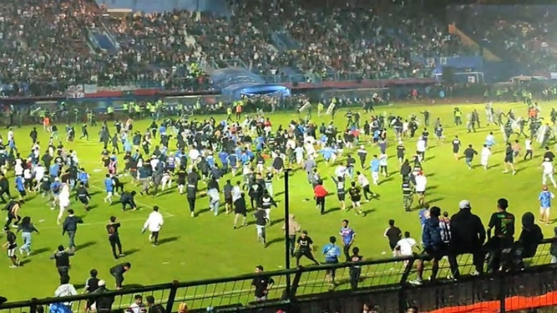 Indonesia Football Riot: इंडोनेशिया में फुटबॉल क्लबों के बीच है कट्टर दुश्मनी, जंग की तरह होते हैं मैच