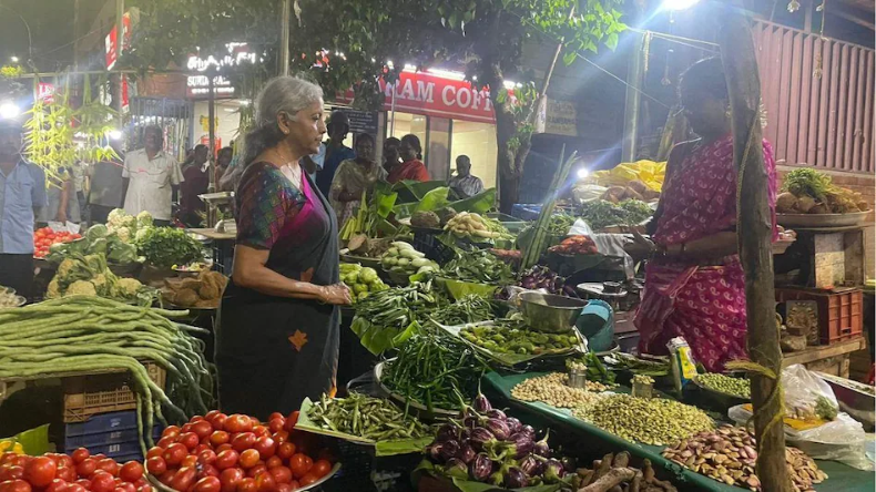 तमिलनाडु: टोकरी उठाकर सब्जी खरीदने पहुंचीं वित्त मंत्री निर्मला सीतारमण, लोगों से की बातचीत