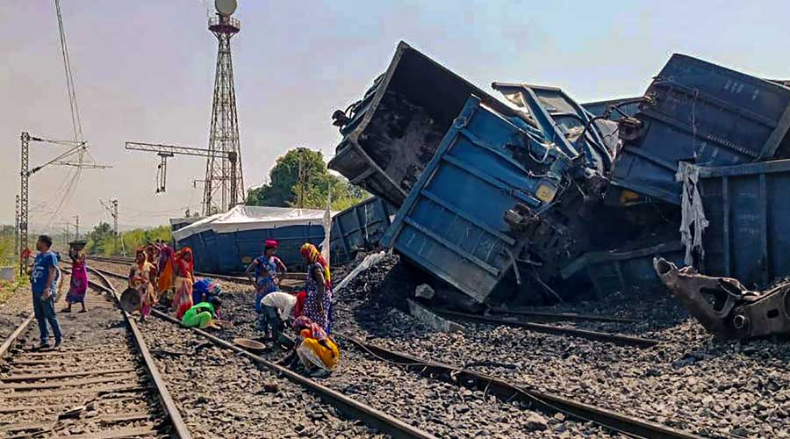 बिहार में पटरी से उतरी मालगाड़ी इस तरह पहुंची स्टेशन, वीडियो देख चौंक जाएंगे